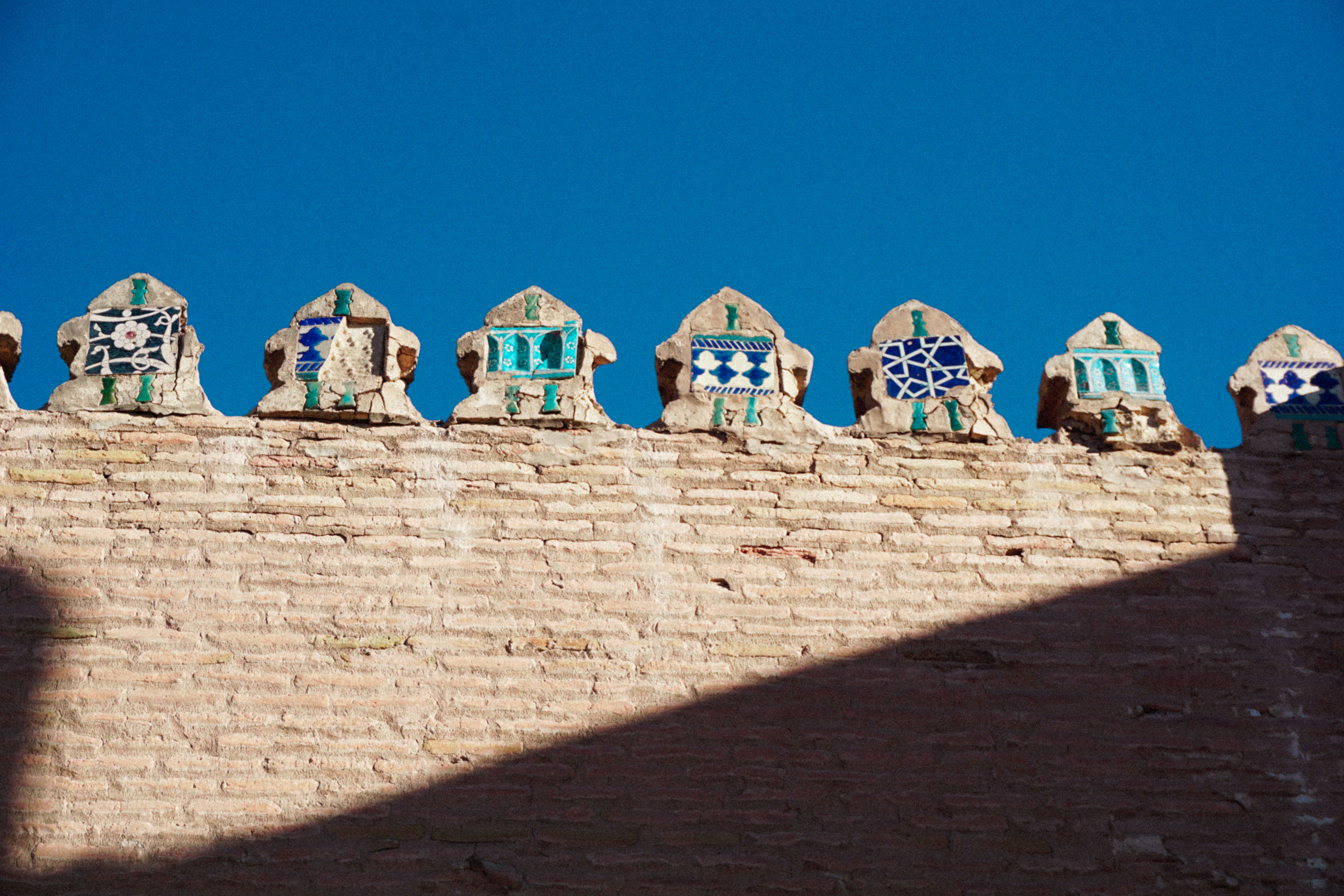 Enemaled Ornements on the crenelations of the wall of the Tash Khauli Palace